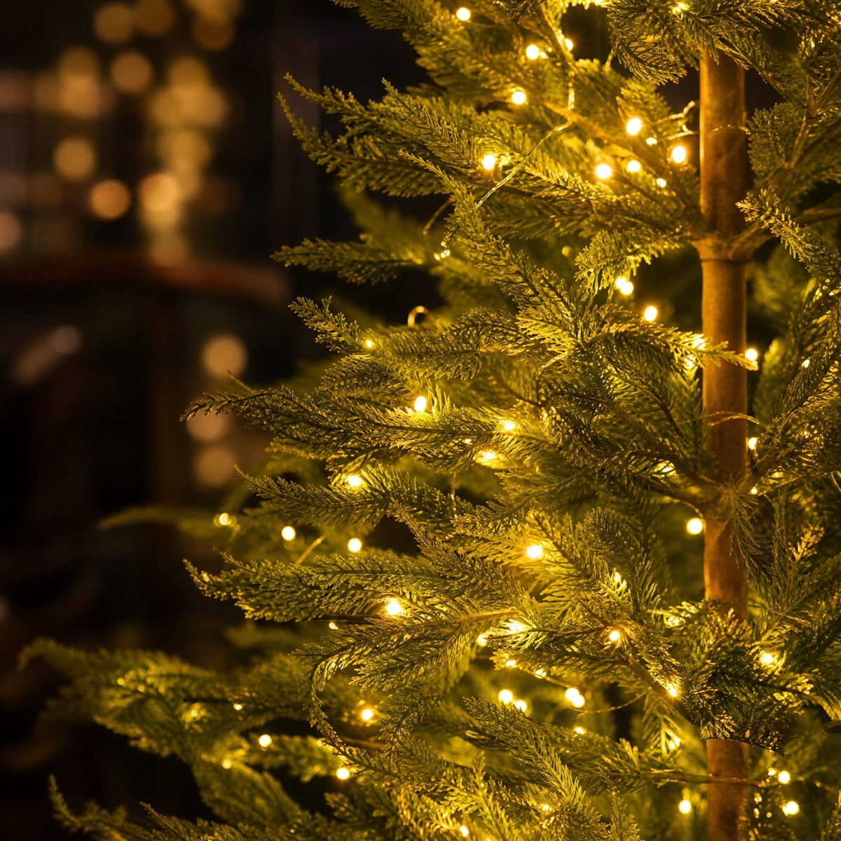 Pre-Lit Artificial Christmas Tree with 100 Warm White LED Lights, Realistic Hinged Green Christmas Tree with Foldable Metal Stand, Easy Setup Indoor Christmas Decor for Home, Office & Holiday Party