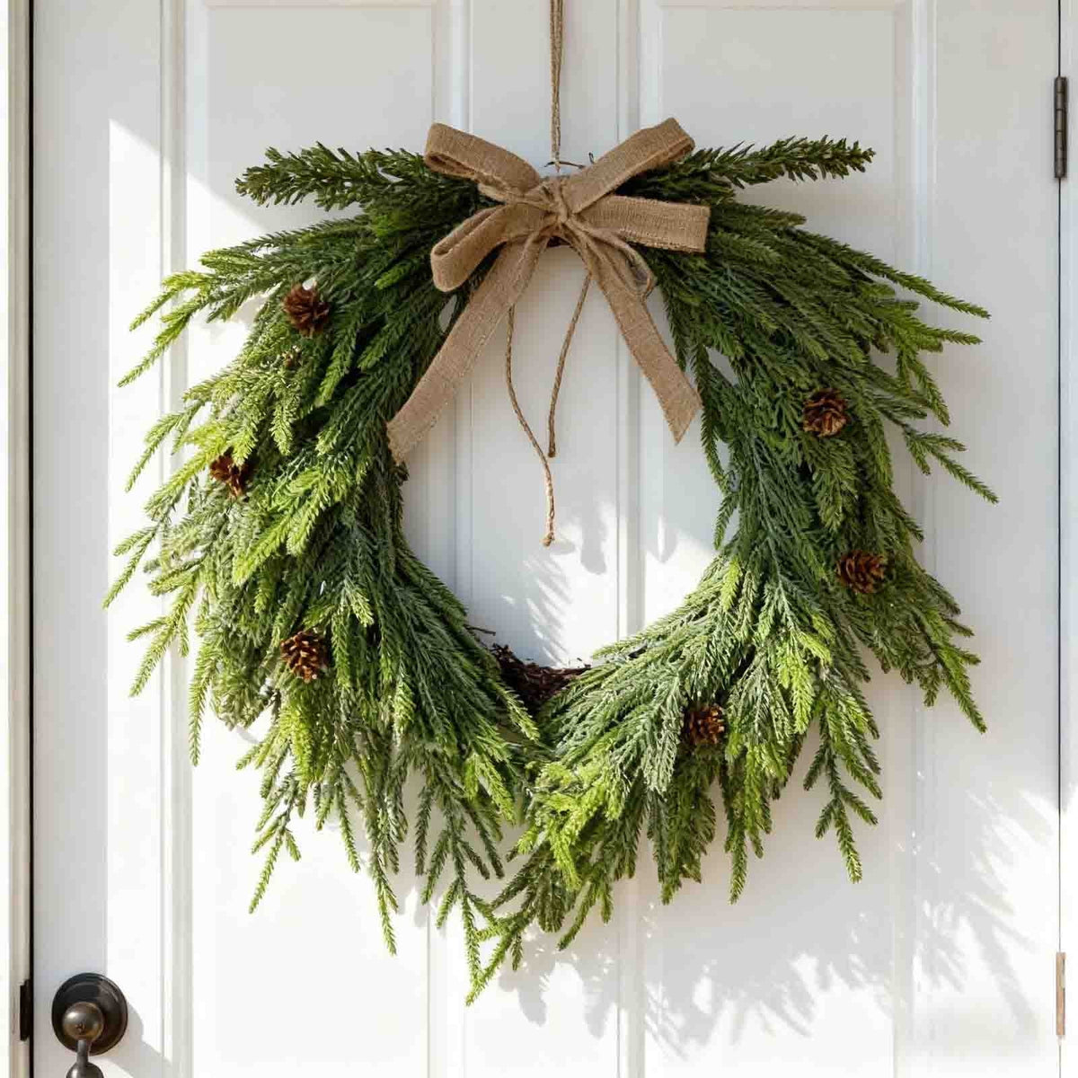 Hometravel Norfolk Pine Christmas Wreath, Artificial Green Holiday Door Decor, 40cm Circular Wreath for Indoor Outdoor Window Wall Display
